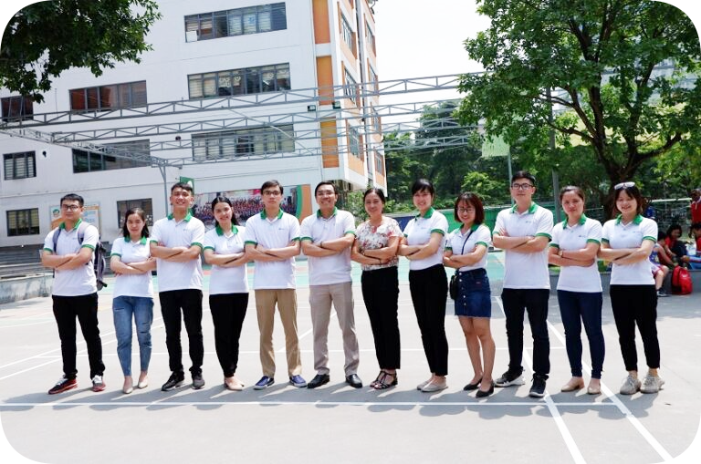 Ảnh: Thầy giáo Trần Nhật Minh (đứng giữa) cùng đội ngũ giáo viên tại MathExpress.