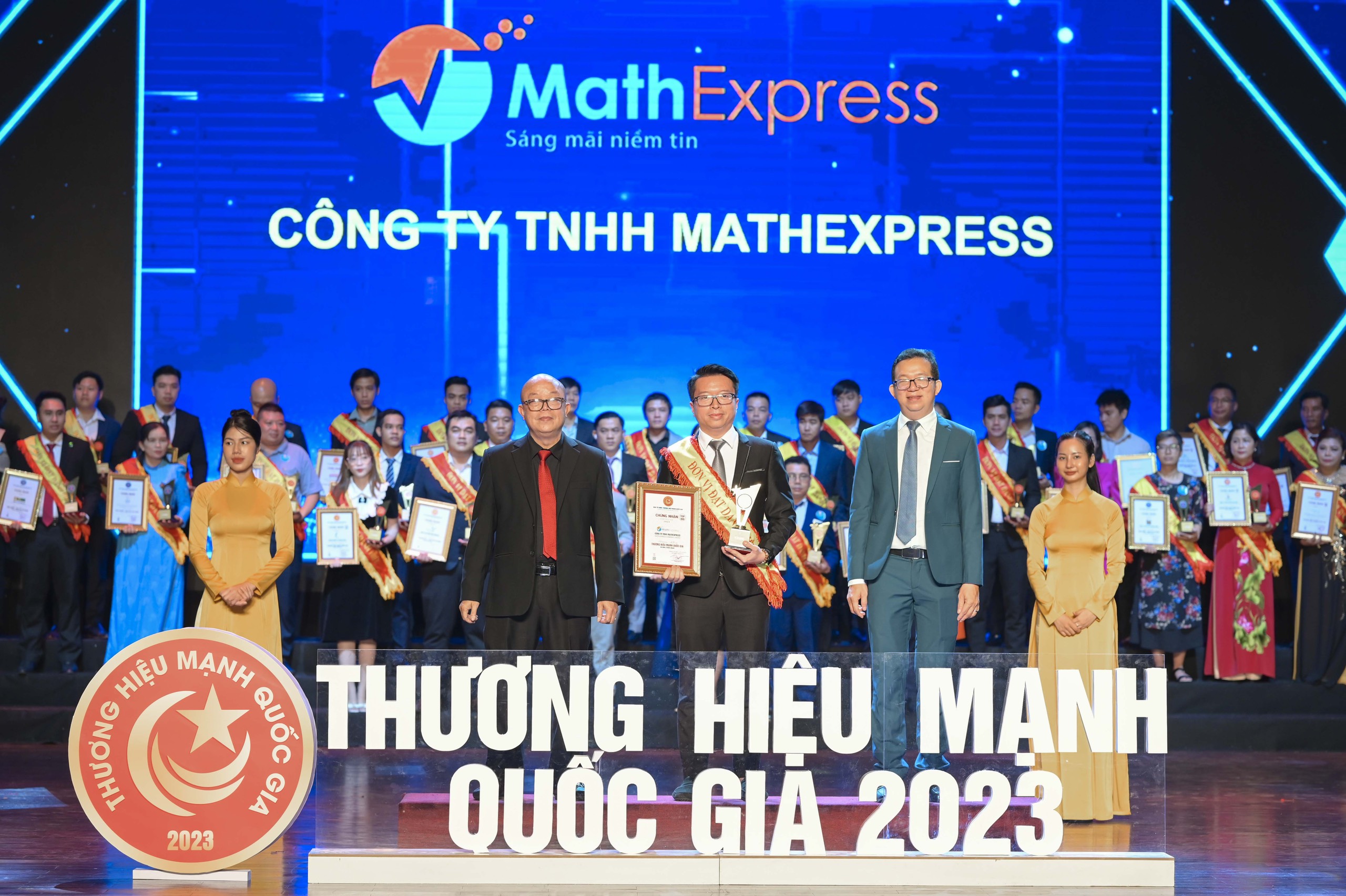 MathExpress được vinh danh Top 100 Thương hiệu mạnh Quốc gia 2023