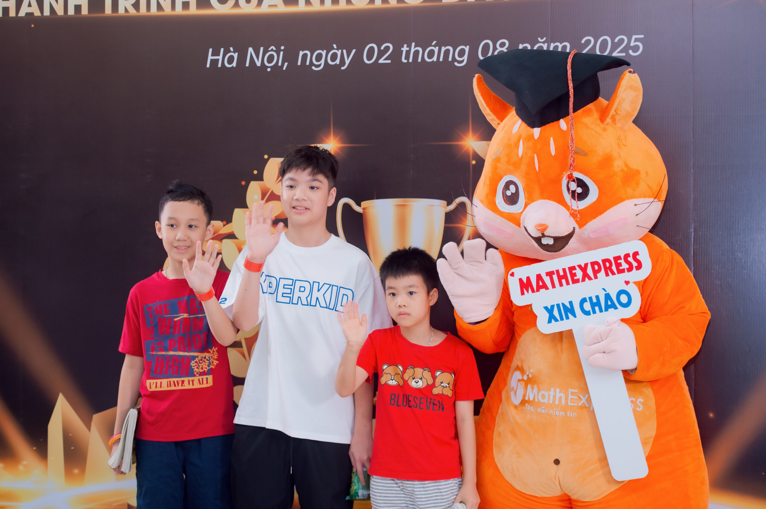 Các em học sinh chụp ảnh cùng linh vật CLB