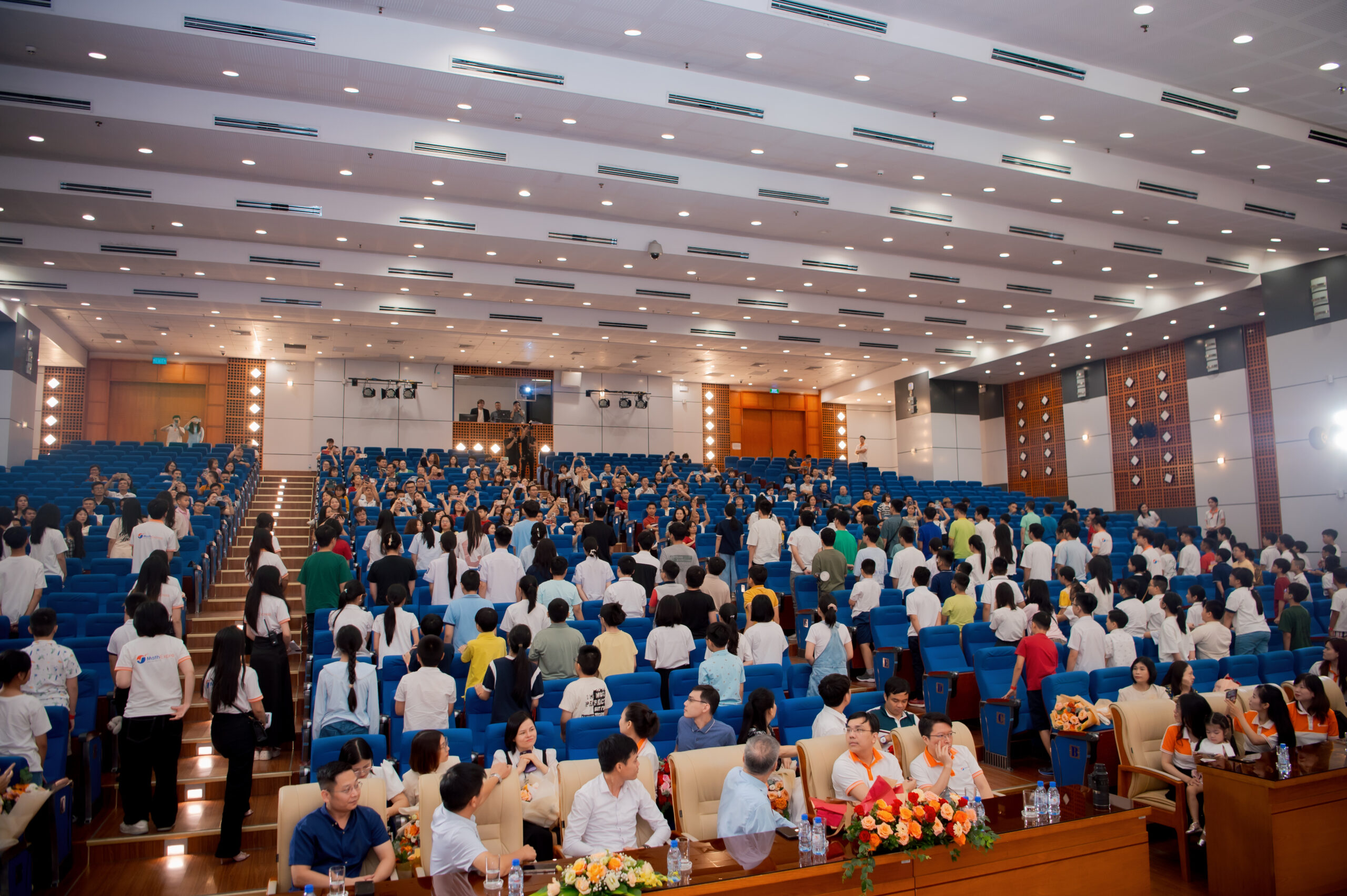 Hình ảnh học sinh tri ân Cha mẹ - Thầy Cô