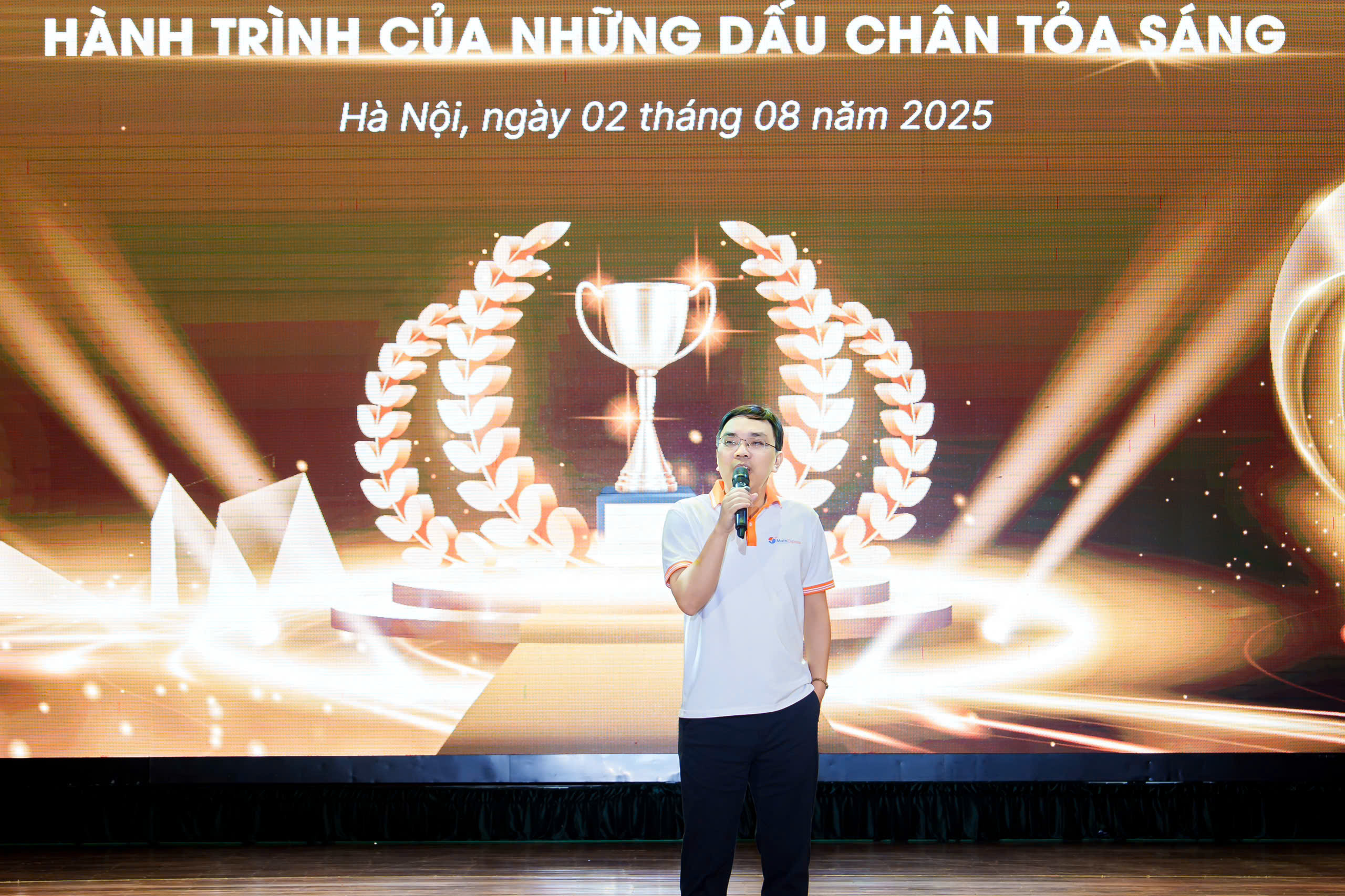 Thầy Trần Nhật Minh phát biểu tại buổi lễ