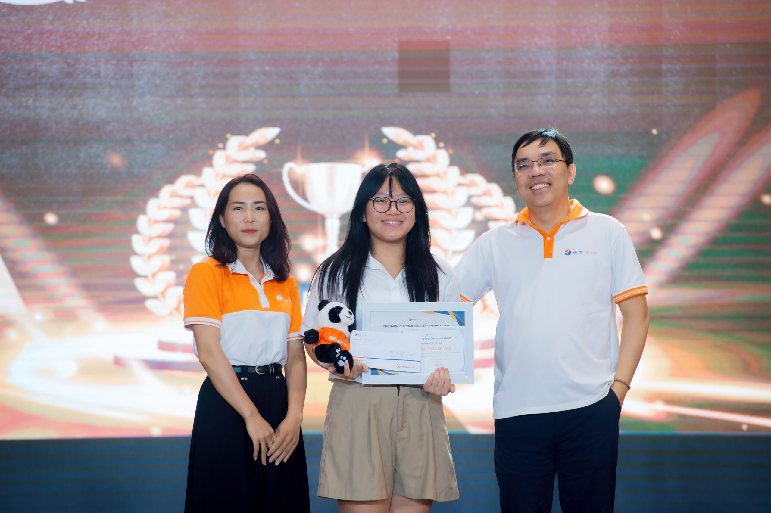 Vinh danh học sinh có thành tích nổi bật trong kỳ thi chuyển cấp 9 lên 10