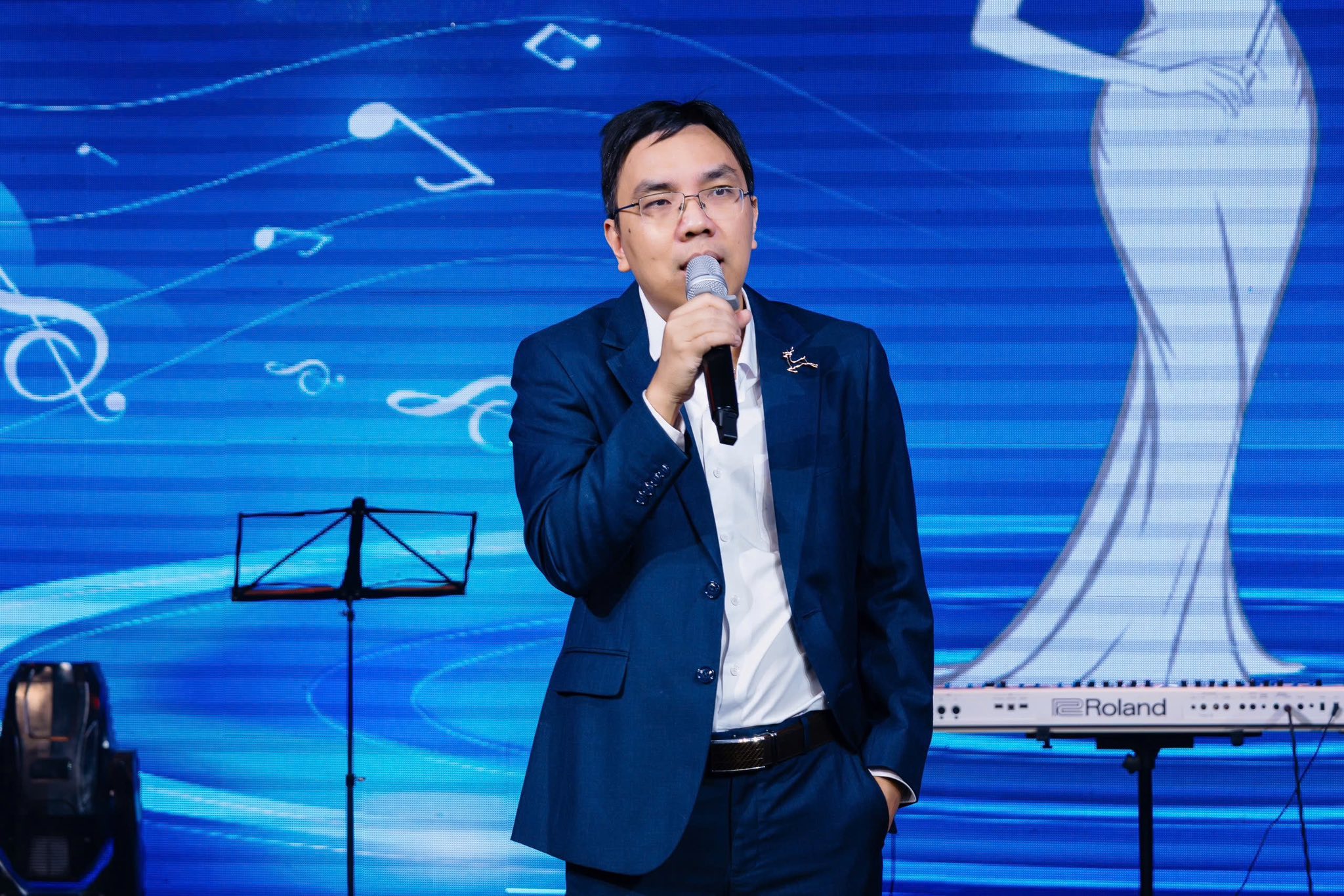 Thầy Trần Nhật Minh phát biểu trước sự kiện