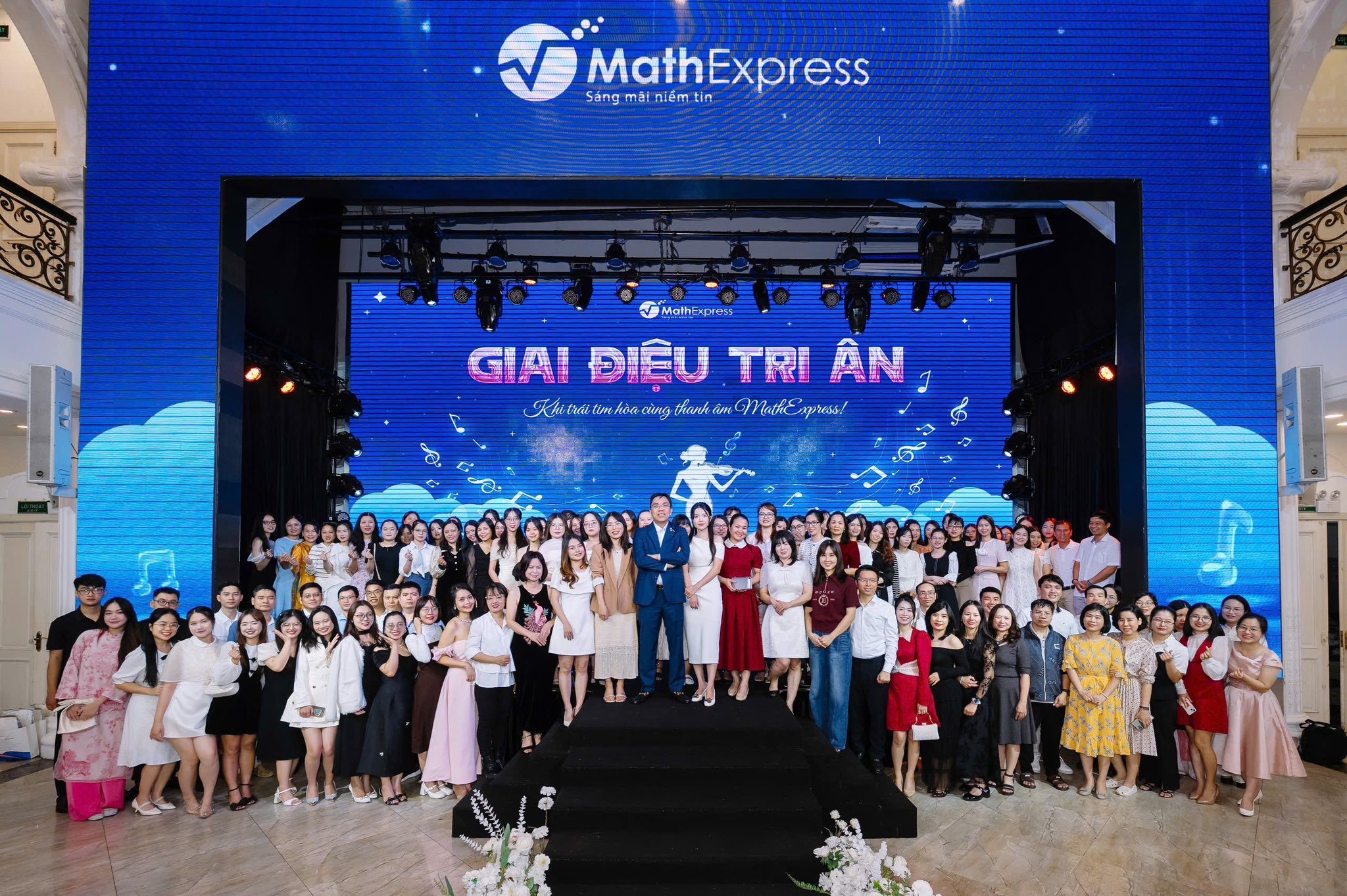 Bức ảnh tập thể Thầy Cô tại chương trình "Giai Điệu Tri Ân"