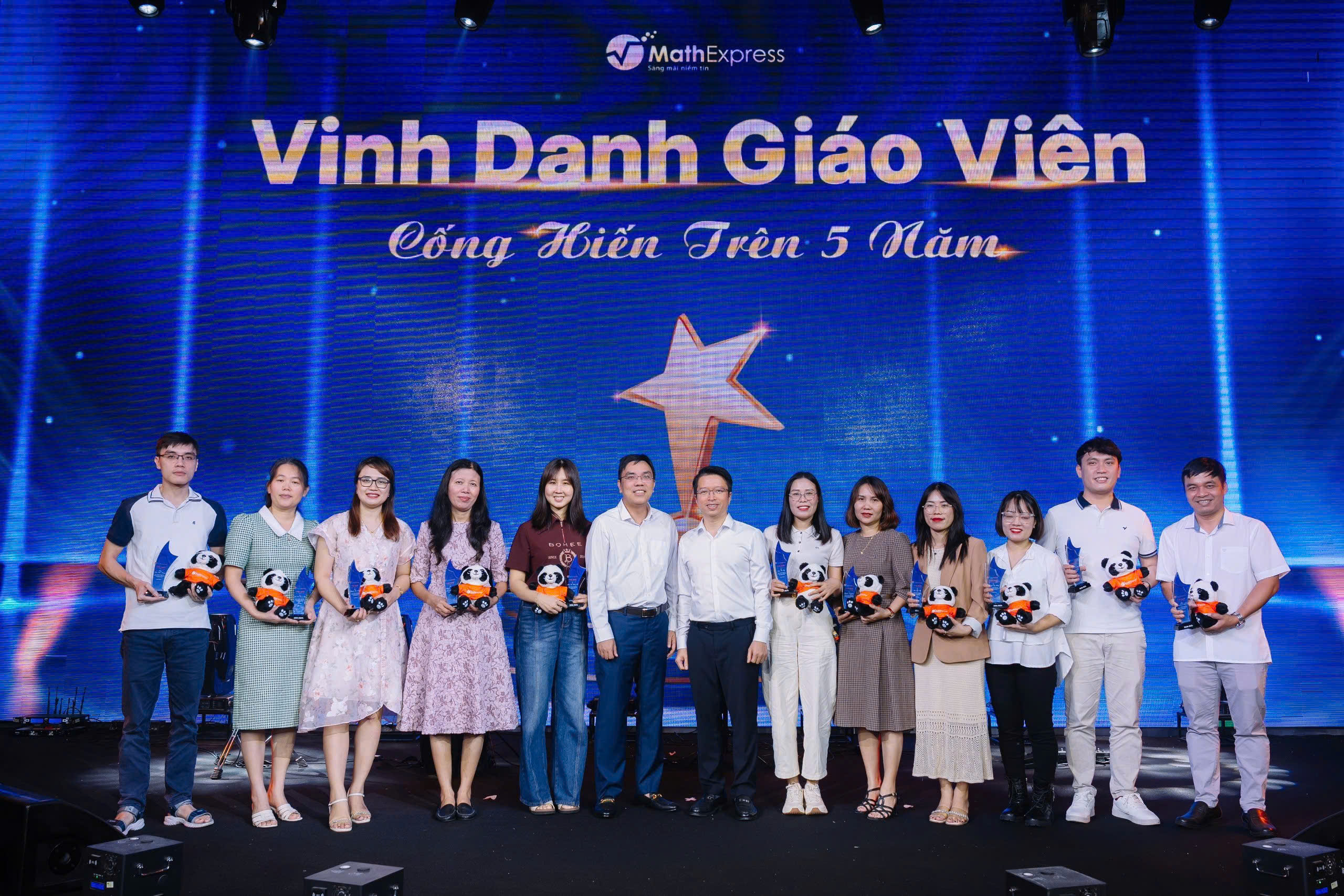 Vinh danh giáo viên có đóng góp trên 5 năm 